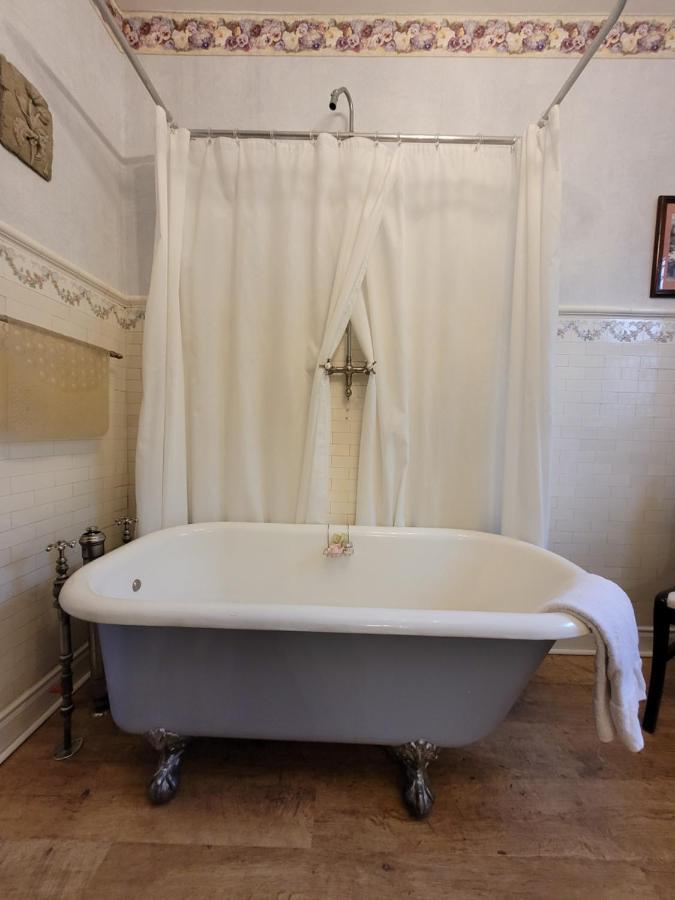 Ruby Manor Bed & Breakfast Гананок Екстериор снимка